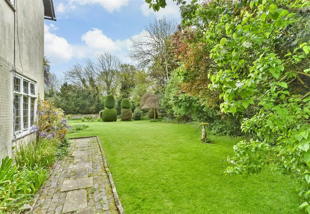 Side Garden - The Street, Hartlip, Sittingbourne, Kent - Wards of Kent