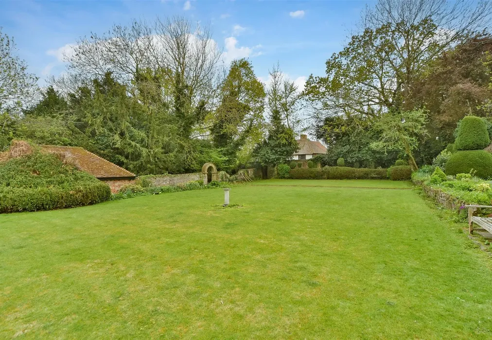 Front Garden - The Street, Hartlip, Sittingbourne, Kent - Wards of Kent