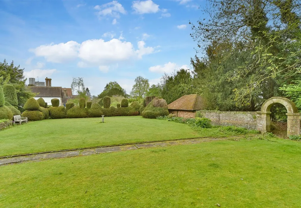 Front Garden - The Street, Hartlip, Sittingbourne, Kent - Wards of Kent