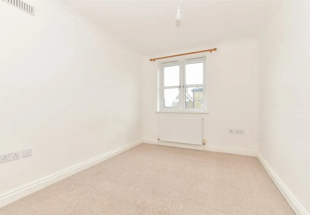 Bedroom 1 - Mill Hill Road, Cowes, Isle of Wight - Wards of Kent