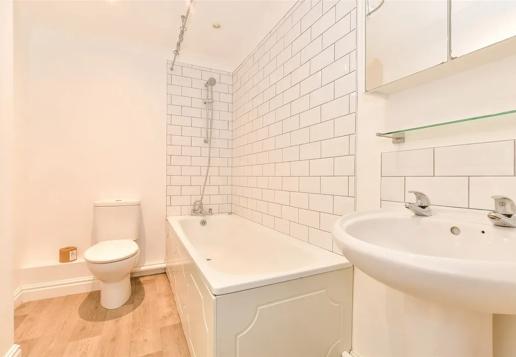 Bathroom - Mill Hill Road, Cowes, Isle of Wight - Wards of Kent