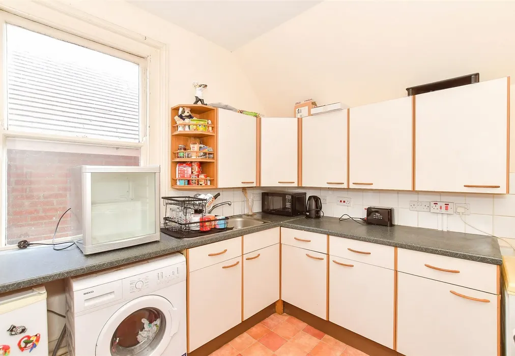 Kitchen - St. James Street, Newport, Isle of Wight - Wards of Kent