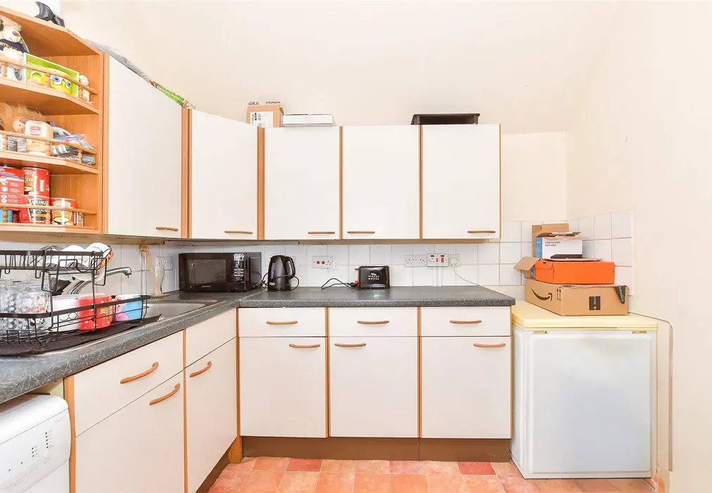 Kitchen - St. James Street, Newport, Isle of Wight - Wards of Kent
