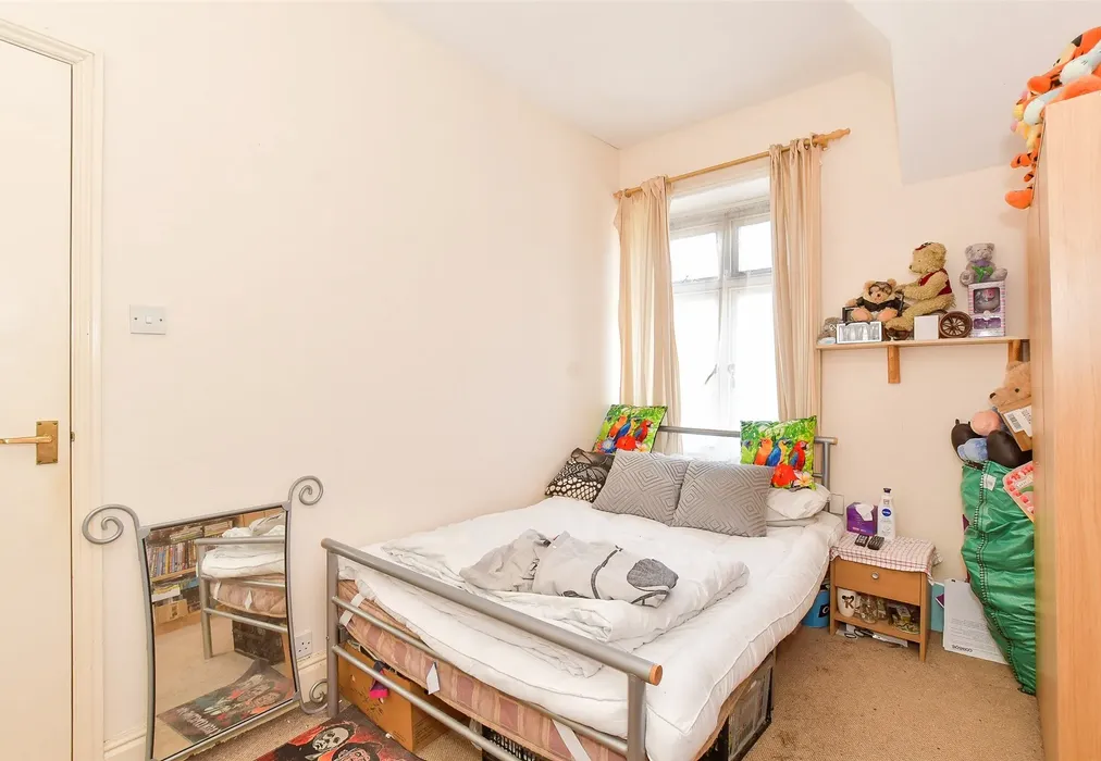 Bedroom - St. James Street, Newport, Isle of Wight - Wards of Kent