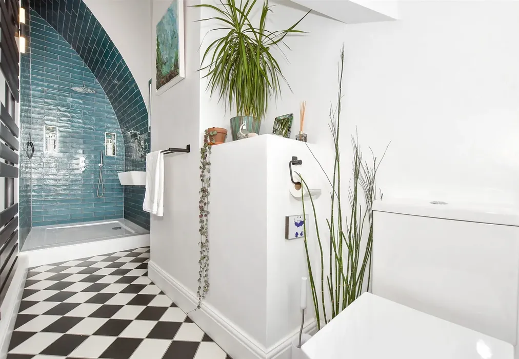 En-Suite Shower Room - Granville Marina, Ramsgate, Kent - Wards of Kent