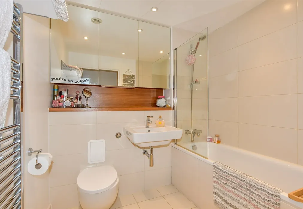 Bathroom - Dock Head Road, Chatham, Kent - Wards of Kent