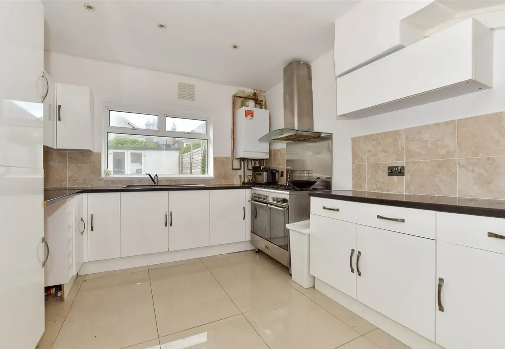 Kitchen - Warwick Road, Cliftonville, Margate, Kent - Wards of Kent