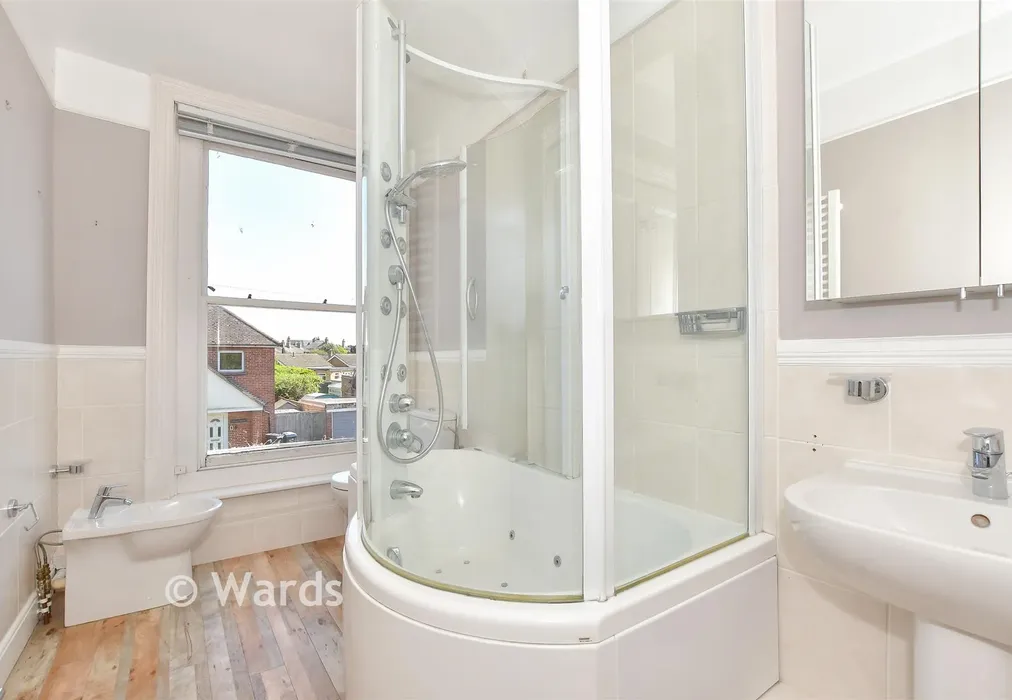 Bathroom - Vicarage Street, St. Peters, Broadstairs, Kent - Wards of Kent