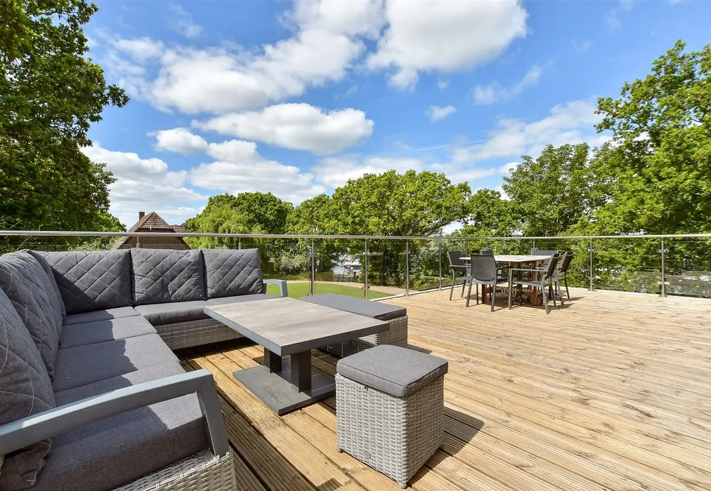 Balcony - Mill Lane, Binfield, Newport, Isle of Wight - Wards of Kent