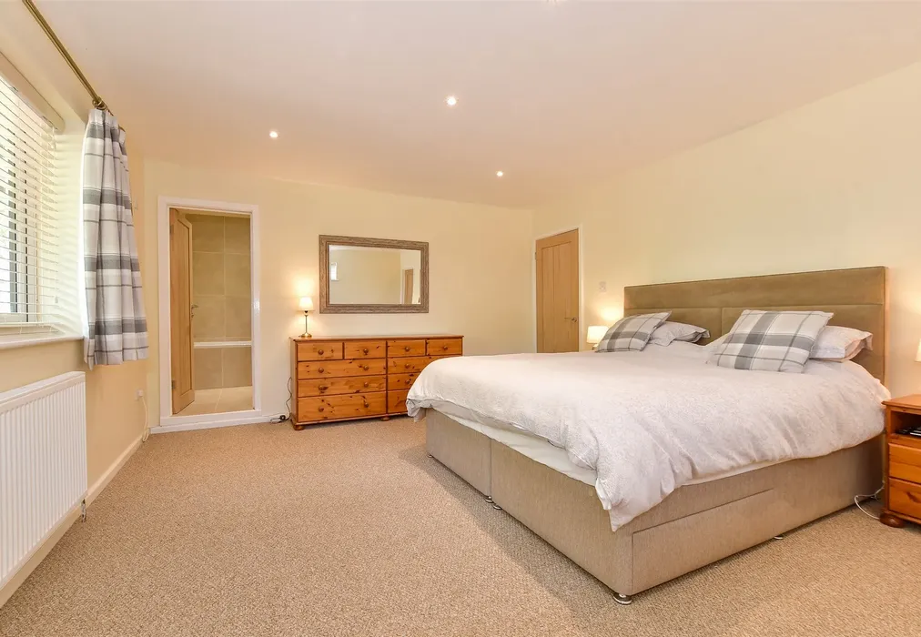 Bedroom 1 - Mill Lane, Binfield, Newport, Isle of Wight - Wards of Kent