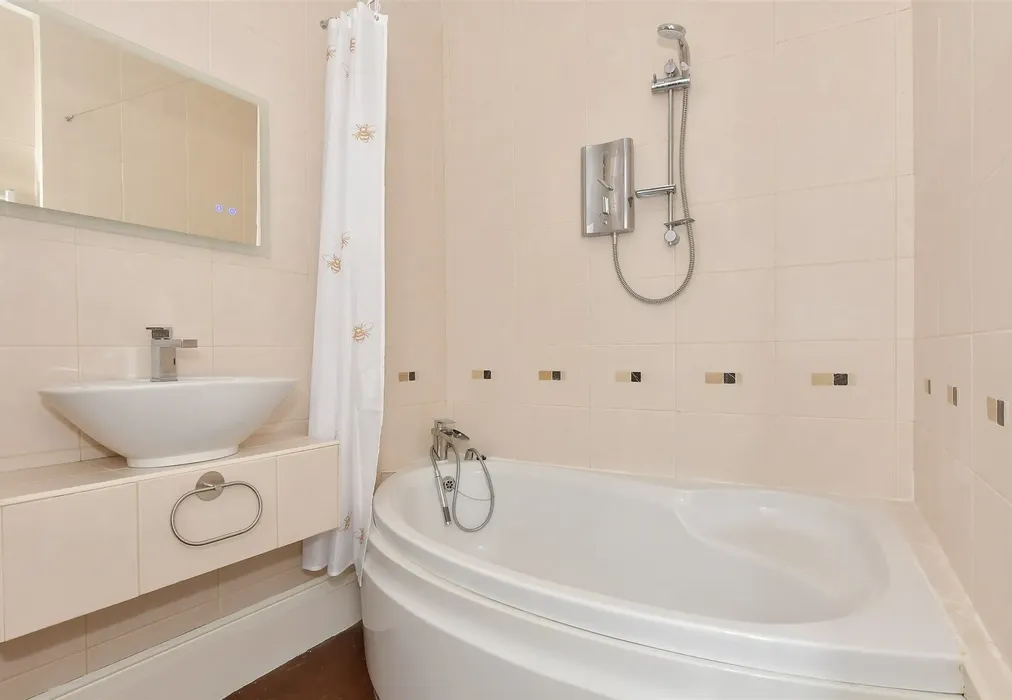 Bathroom - Sea Street, Herne Bay, Kent - Wards of Kent
