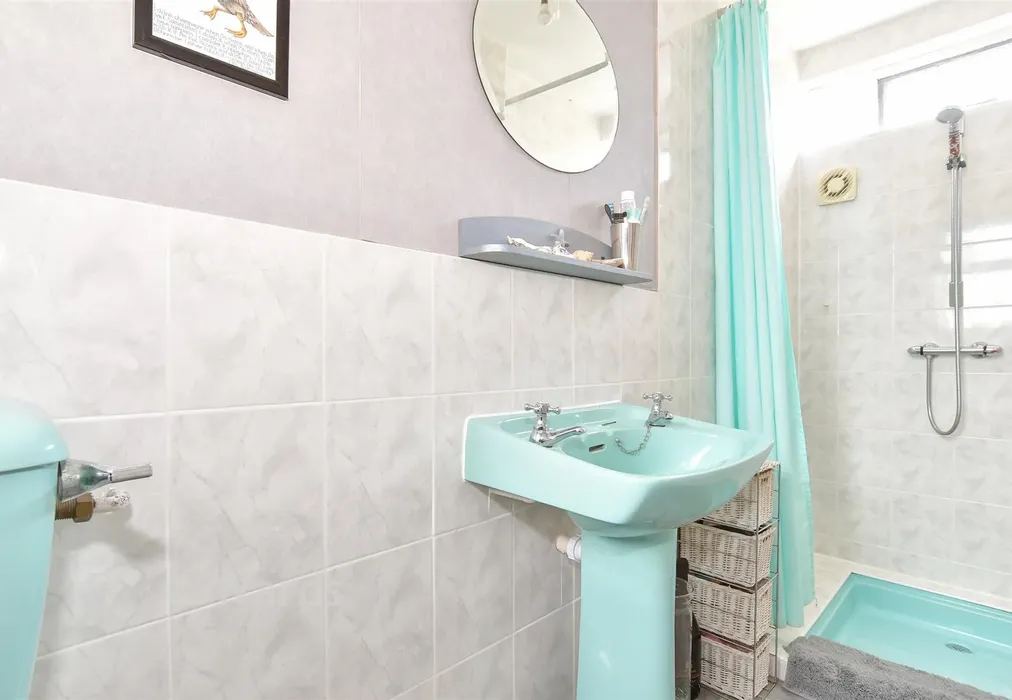 En-Suite Shower Room - Orchard Grove, Minster-On-Sea, Sheerness, Kent - Wards of Kent