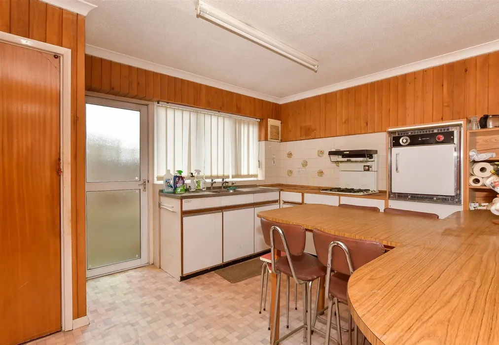 Kitchen - Queenborough Drive, Minster-On-Sea, Sheerness, Kent - Wards of Kent