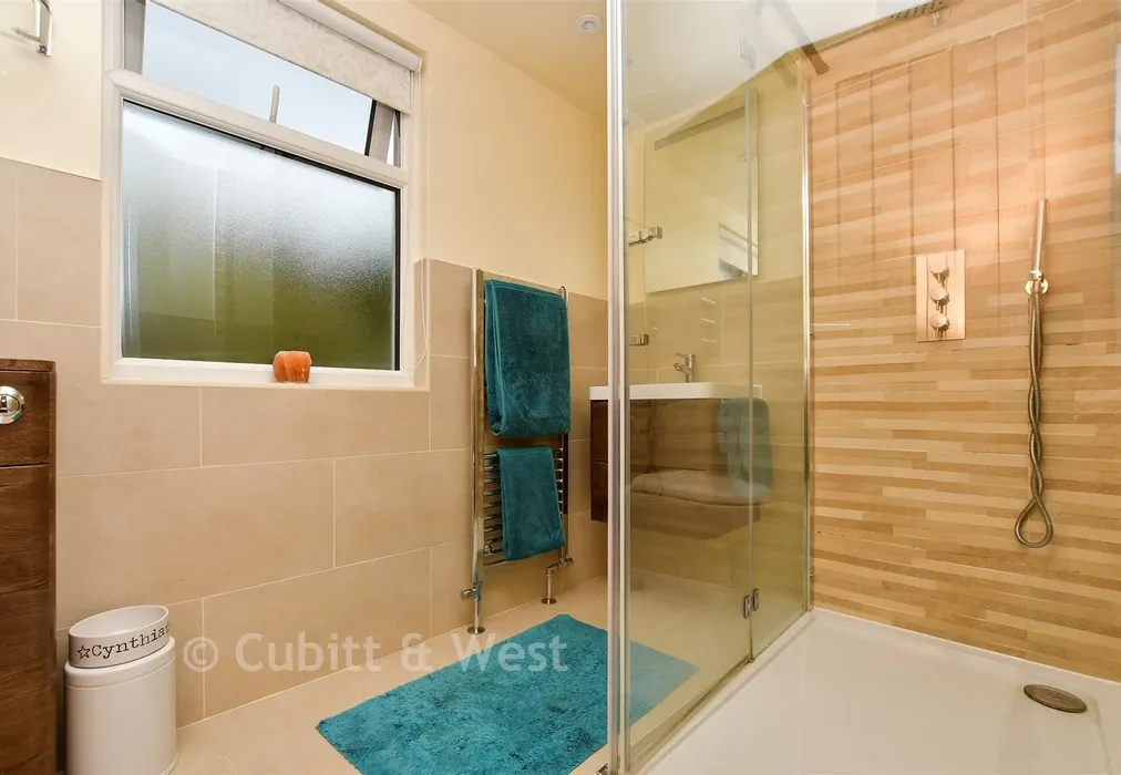 Bathroom - Blackthorn Road, Reigate, Surrey - Wards of Kent
