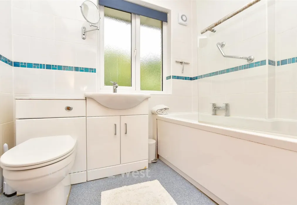 Bathroom - Blackthorn Road, Reigate, Surrey - Wards of Kent