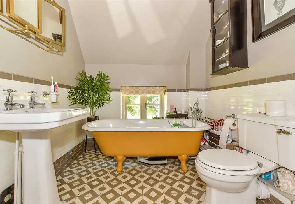 En-Suite Bathroom - Romford Road, Pembury, Tunbridge Wells, Kent - Wards of Kent