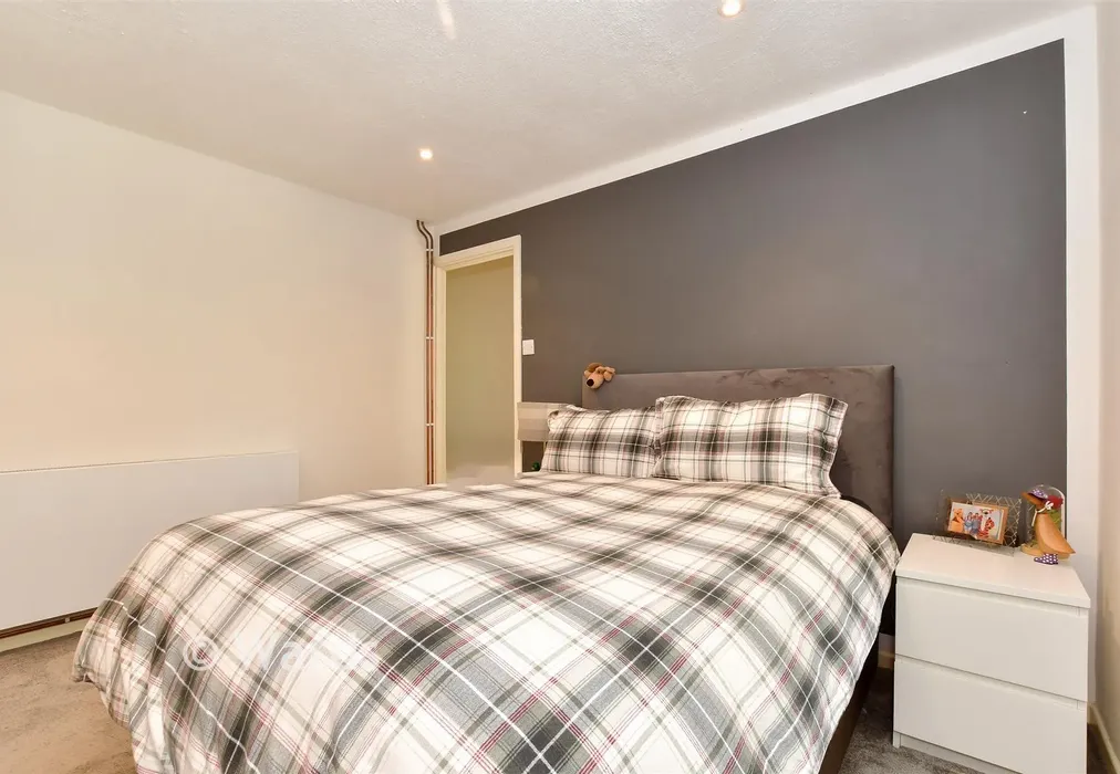 Bedroom 1 - Wayside Avenue, Tenterden, Kent - Wards of Kent