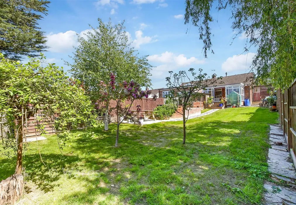Rear Garden - Wayside Avenue, Tenterden, Kent - Wards of Kent