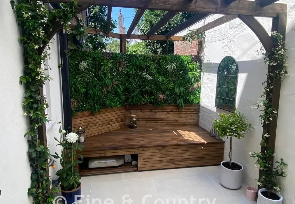 Courtyard Garden - Poona Road, Tunbridge Wells, Kent - Wards of Kent