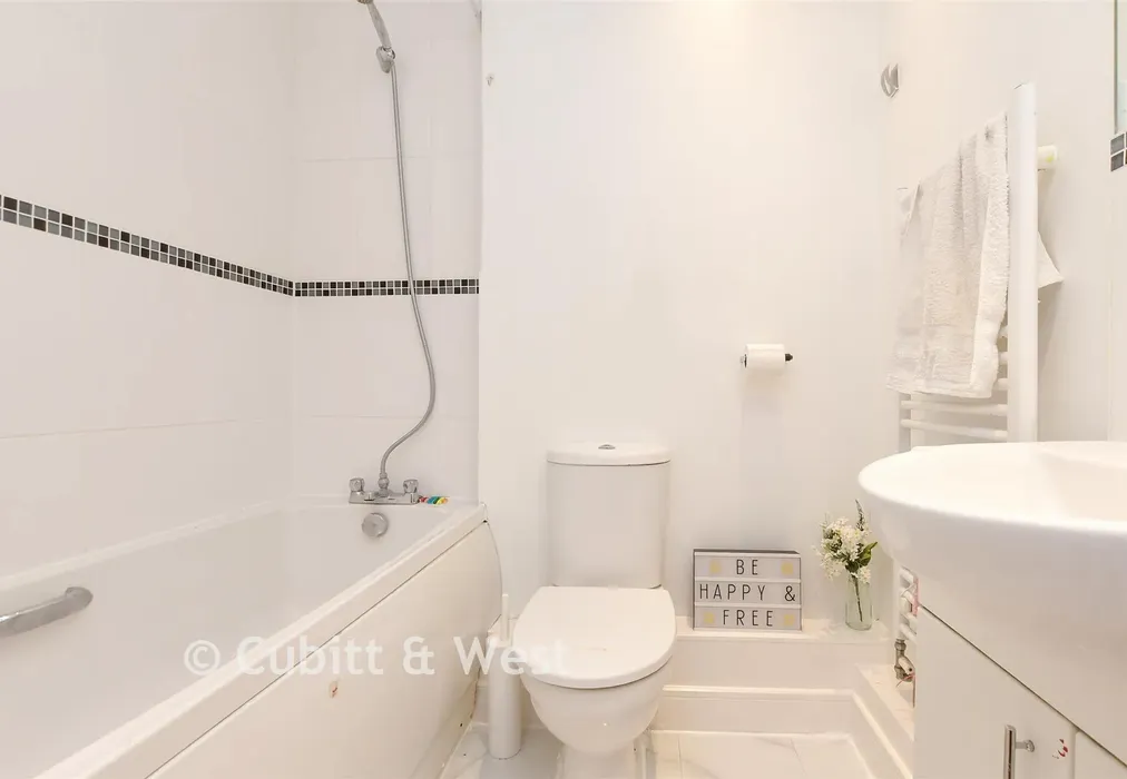 Bathroom - Yoxall Mews, Redhill, Surrey - Wards of Kent
