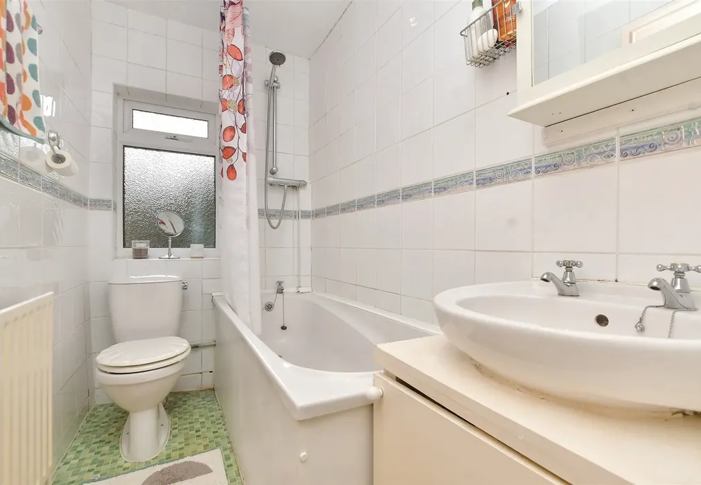 Bathroom - Caledon Road, Wallington, Surrey - Wards of Kent