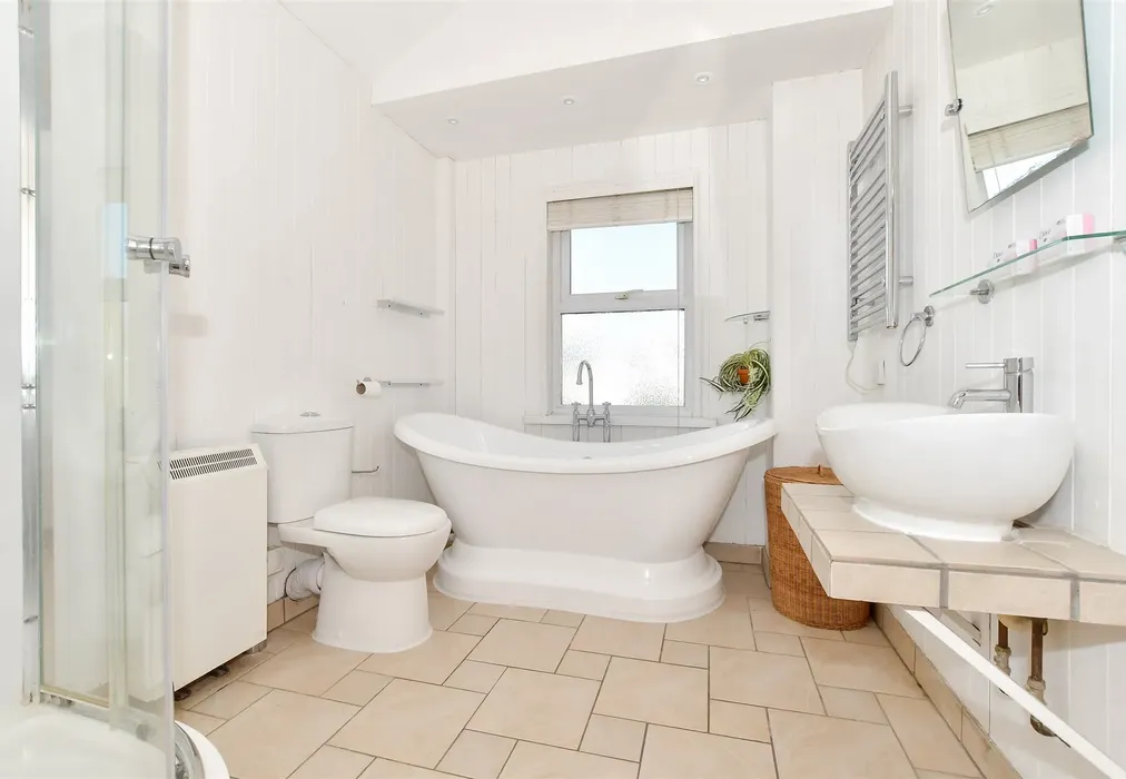 Bathroom - Princes Street, Deal, Kent - Wards of Kent