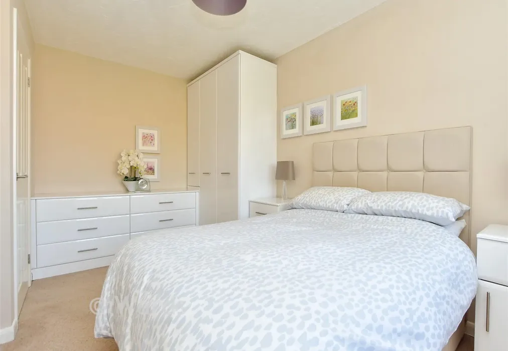 Bedroom 1 - Howlsmere Close, Halling, Rochester, Kent - Wards of Kent