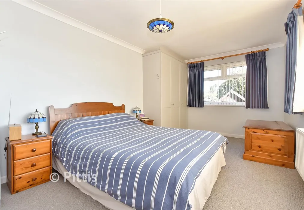 Bedroom 1 - St. Faith's Road, Cowes, Isle of Wight - Wards of Kent