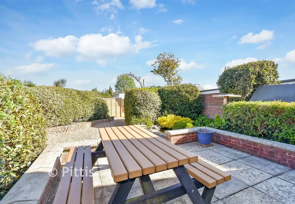 Rear Garden - St. Faith's Road, Cowes, Isle of Wight - Wards of Kent