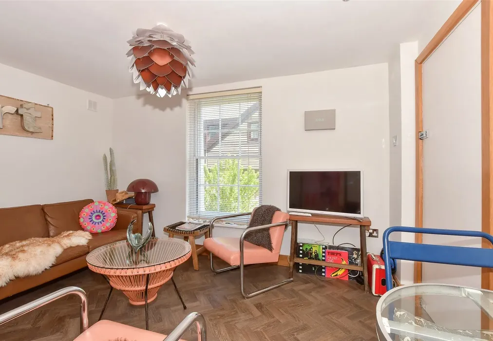 Lounge - Middle Wall, Whitstable, Kent - Wards of Kent