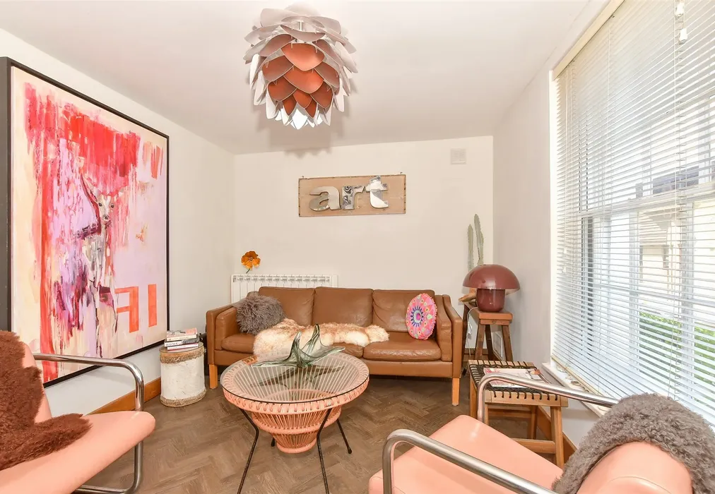 Lounge - Middle Wall, Whitstable, Kent - Wards of Kent