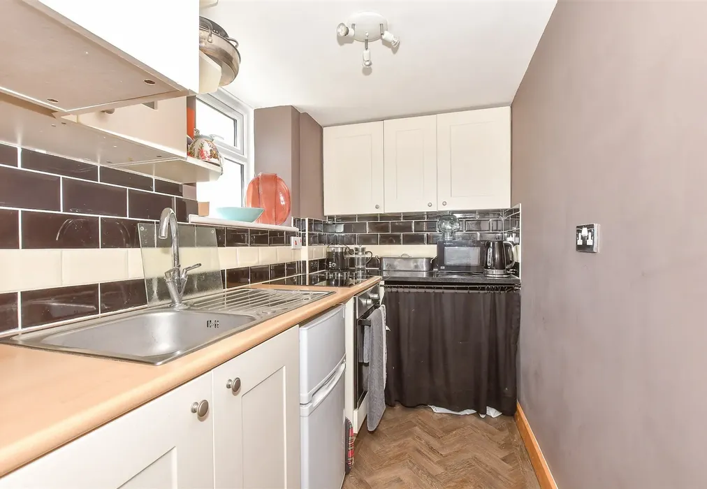 Kitchen - Middle Wall, Whitstable, Kent - Wards of Kent