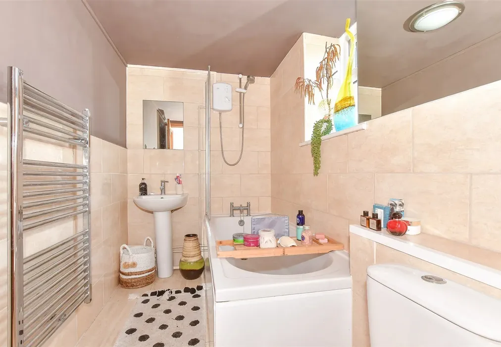 Bathroom - Middle Wall, Whitstable, Kent - Wards of Kent