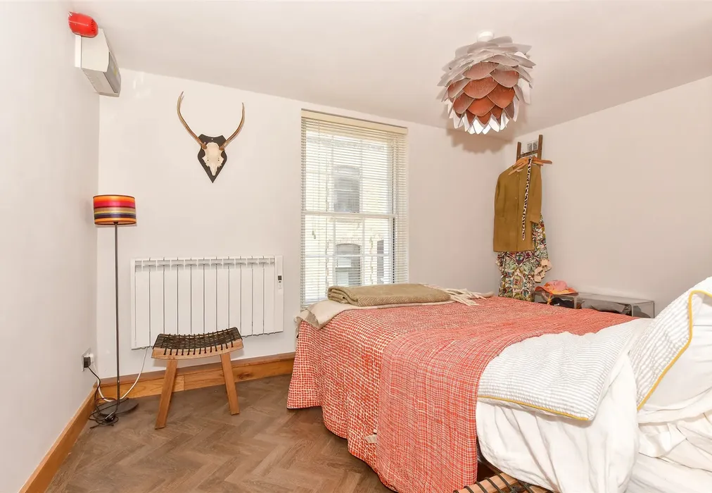 Bedroom - Middle Wall, Whitstable, Kent - Wards of Kent