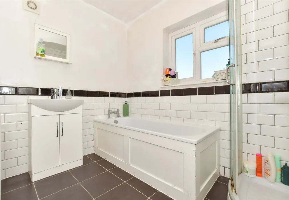 Bathroom - Millmead Road, Margate, Kent - Wards of Kent