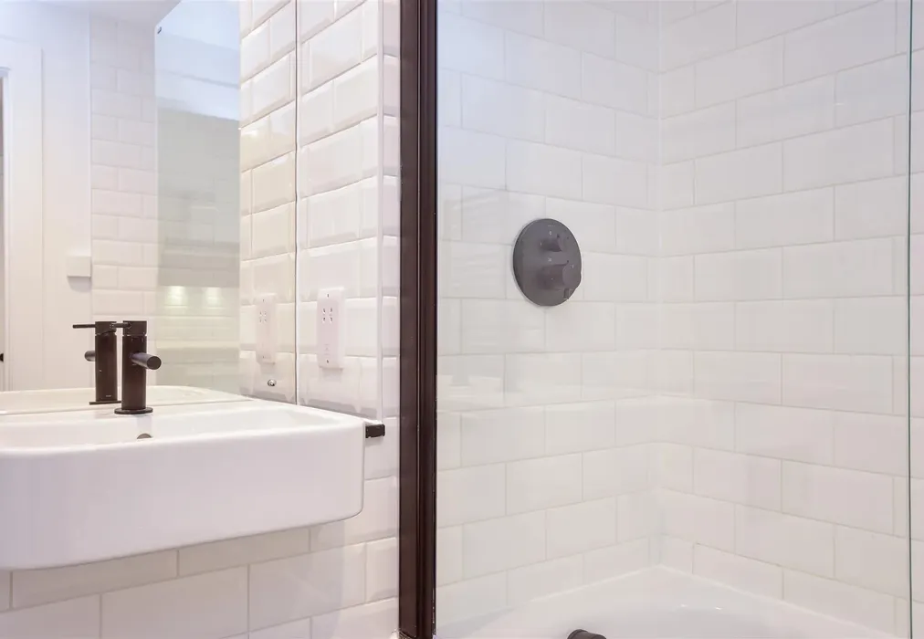 En Suite - The Furlong, Brighton, East Sussex - Wards of Kent