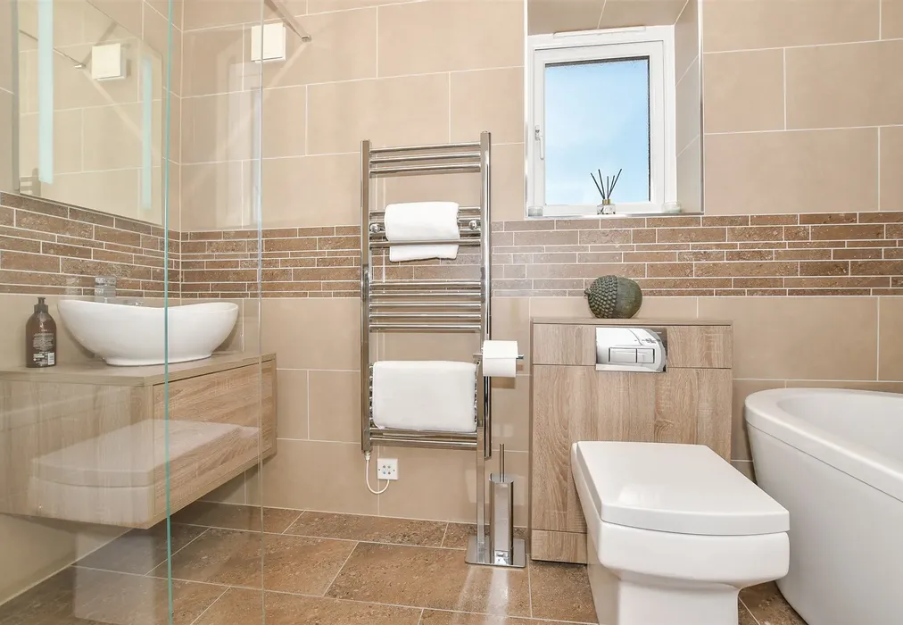 En-Suite Bathroom - Main Road, Sellindge, Ashford, Kent - Wards of Kent