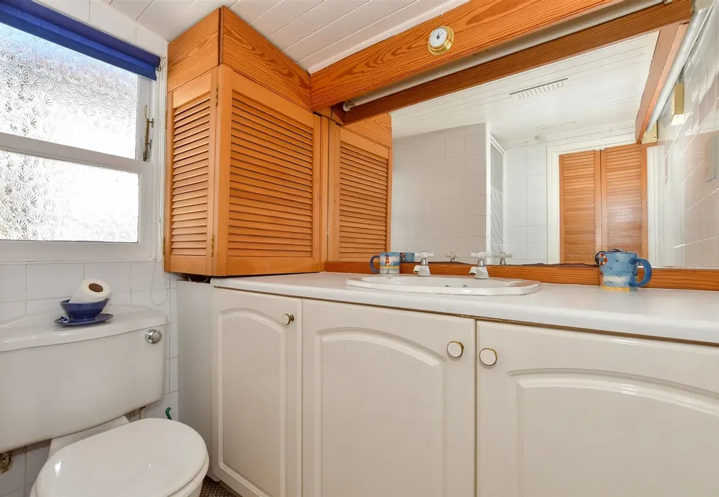 Shower Room - Bridge Road, Deal, Kent - Wards of Kent