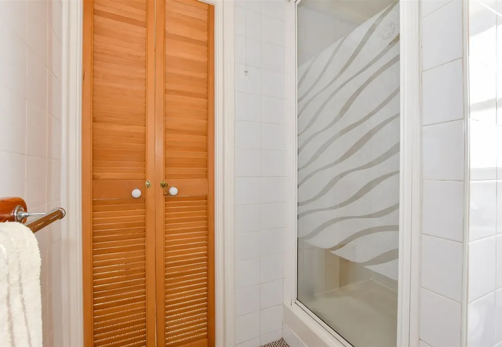 Shower Room - Bridge Road, Deal, Kent - Wards of Kent