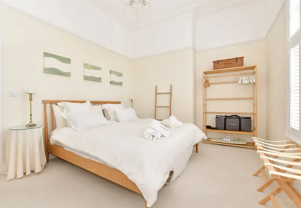 Bedroom 1 - Castle Street, Ryde, Isle of Wight - Wards of Kent