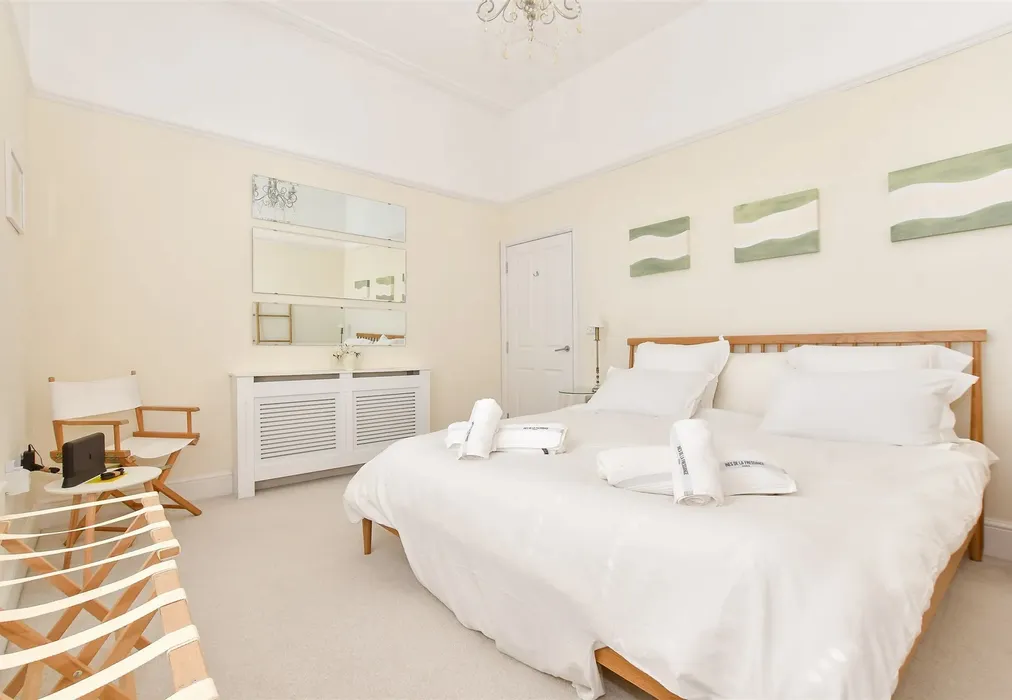 Bedroom 1 - Castle Street, Ryde, Isle of Wight - Wards of Kent