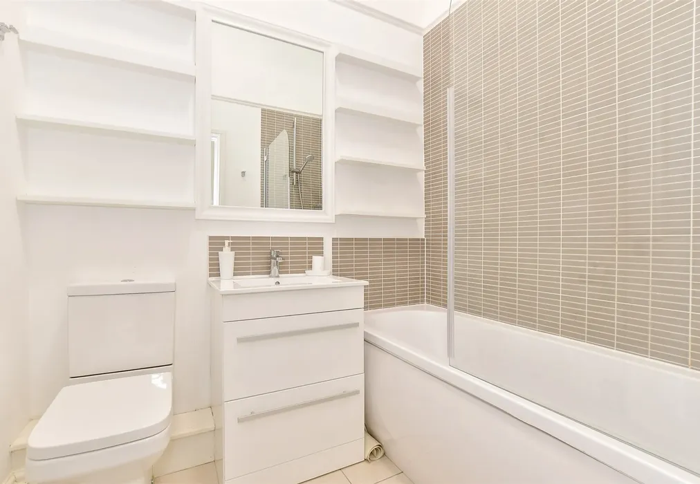Bathroom - Castle Street, Ryde, Isle of Wight - Wards of Kent