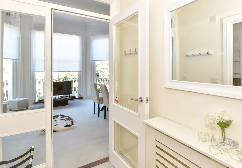 Internal Lifestyle Photograph - Castle Street, Ryde, Isle of Wight - Wards of Kent