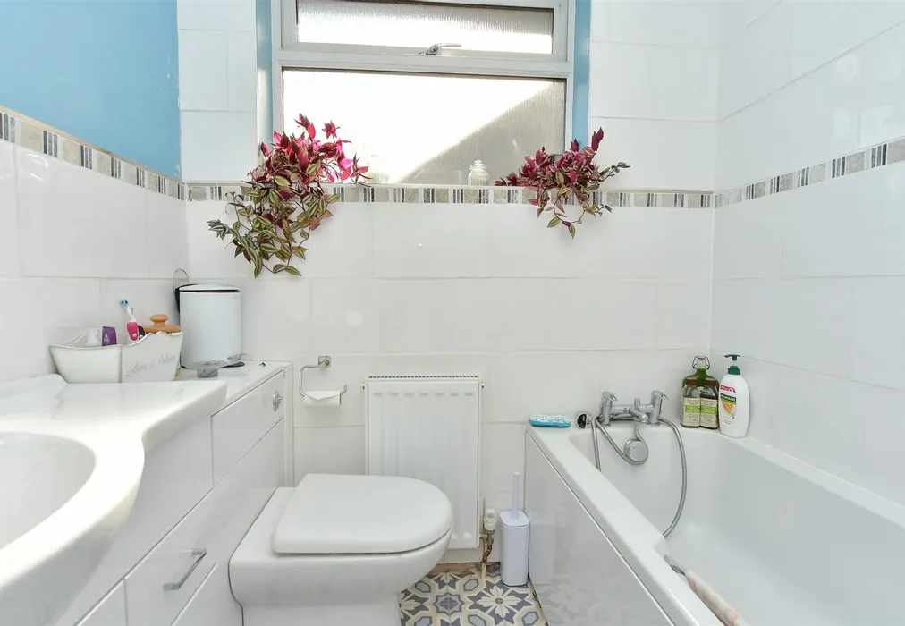 Bathroom - London Road, Sittingbourne, Kent - Wards of Kent