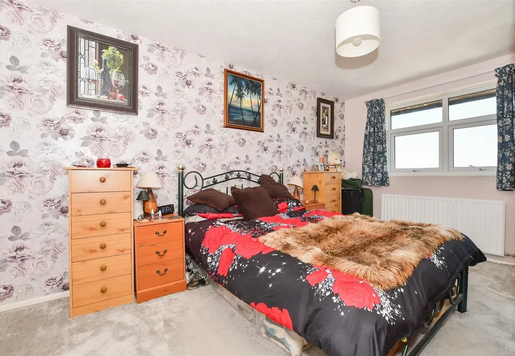 Bedroom 1 - Grand Parade, Littlestone, New Romney, Kent - Wards of Kent