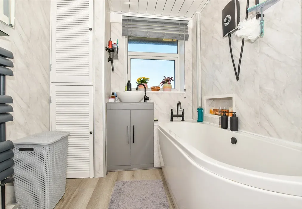 Bathroom - Grand Parade, Littlestone, New Romney, Kent - Wards of Kent