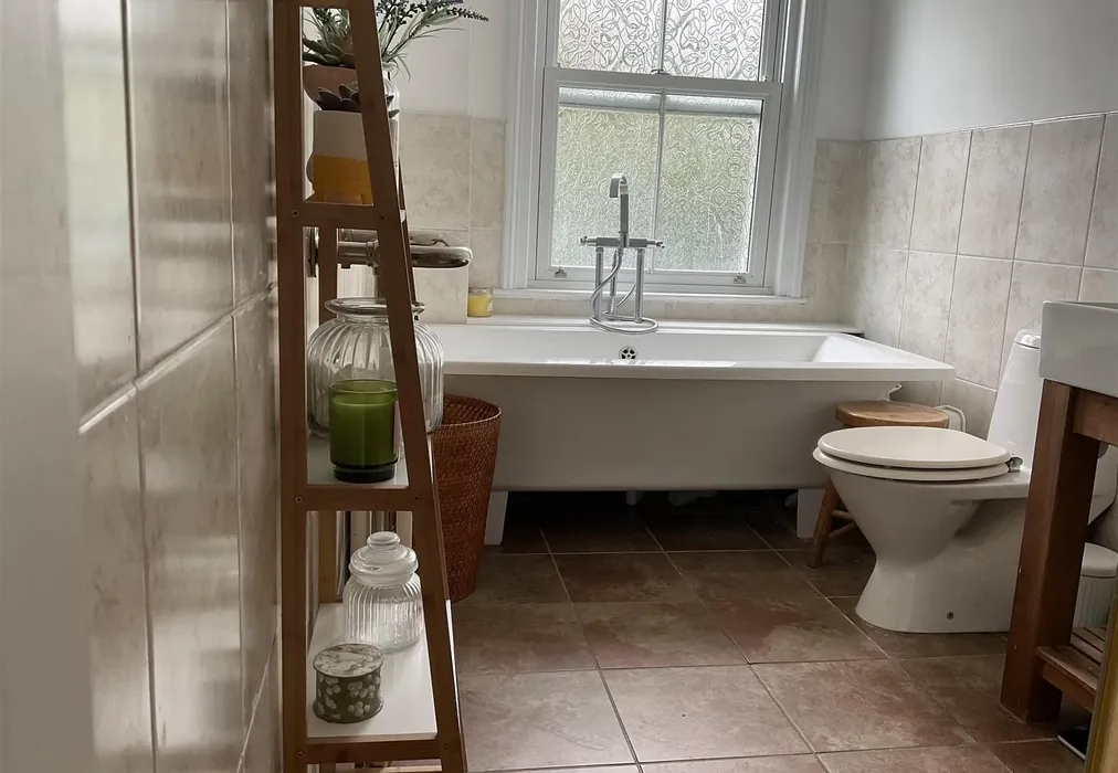 Bathroom - London Road, Dunton Green, Sevenoaks, Kent - Wards of Kent