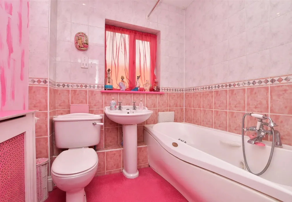 Bathroom - Camborne Road, South Sutton, Surrey - Wards of Kent