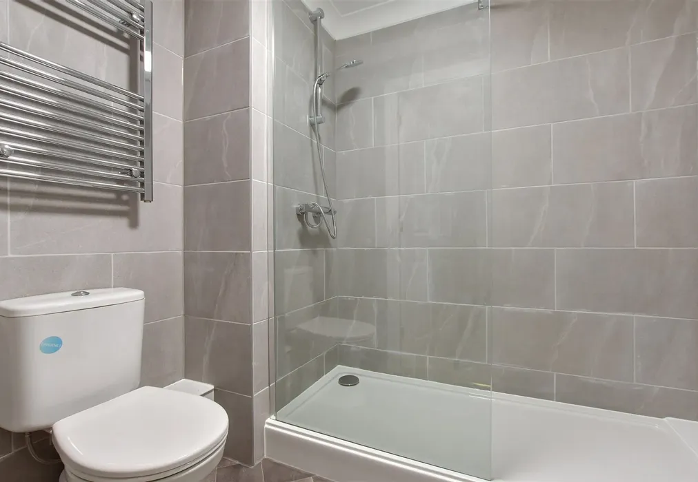 Shower Room - Linkfield Lane, Redhill, Surrey - Wards of Kent