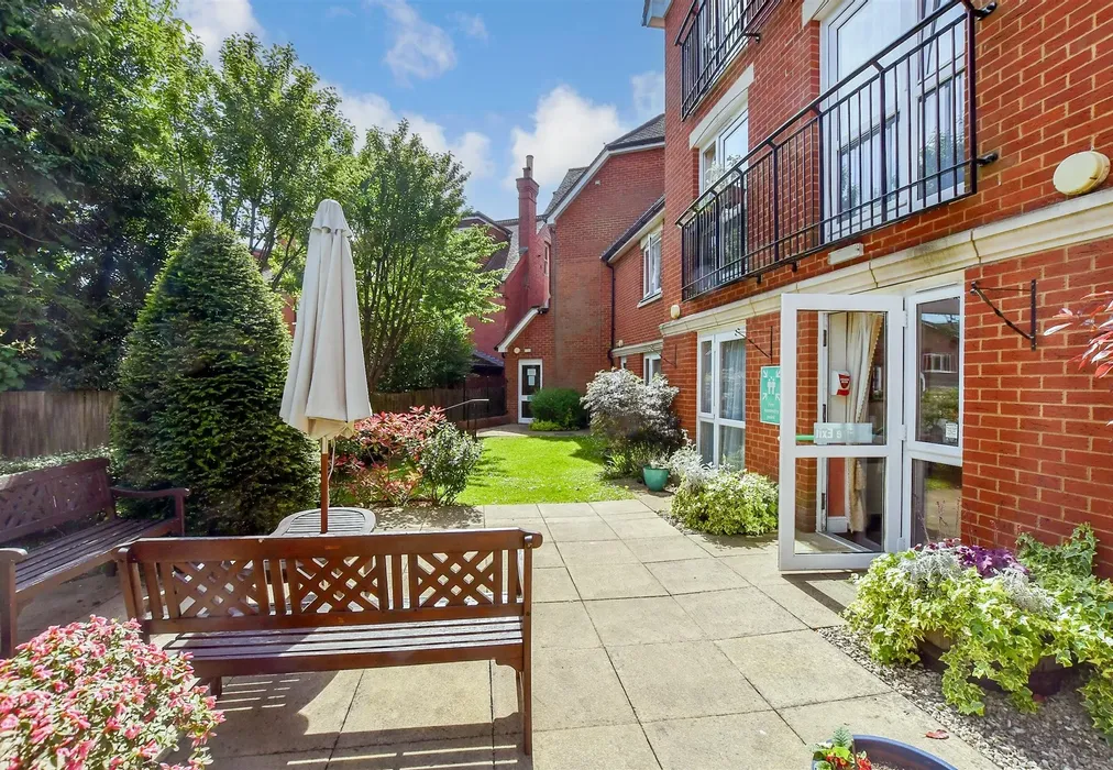 Communal Gardens - Linkfield Lane, Redhill, Surrey - Wards of Kent